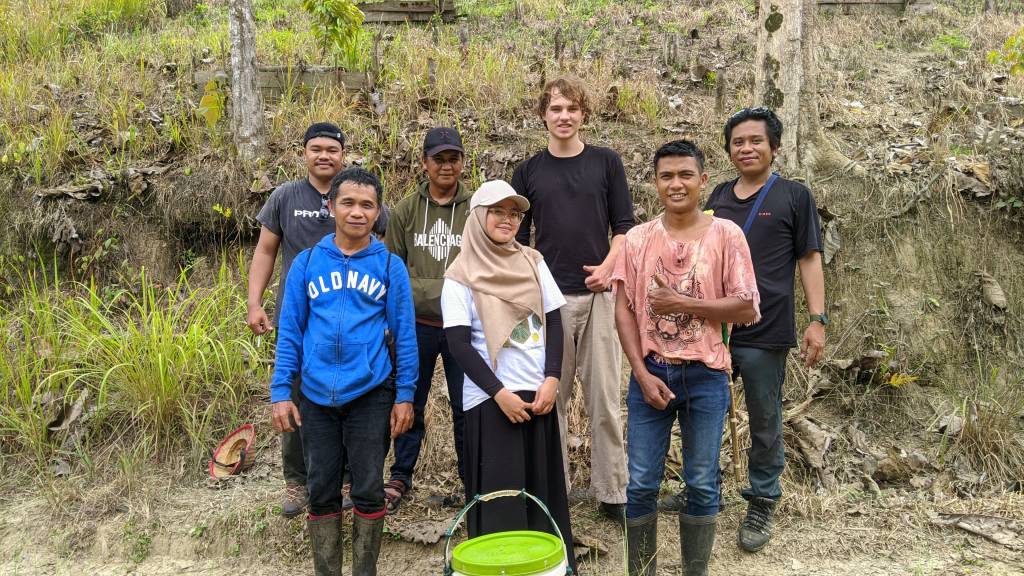 Foto bersama petani madu hutan Lonca Foto oleh: NTFP-EP Indonesia (2025) 