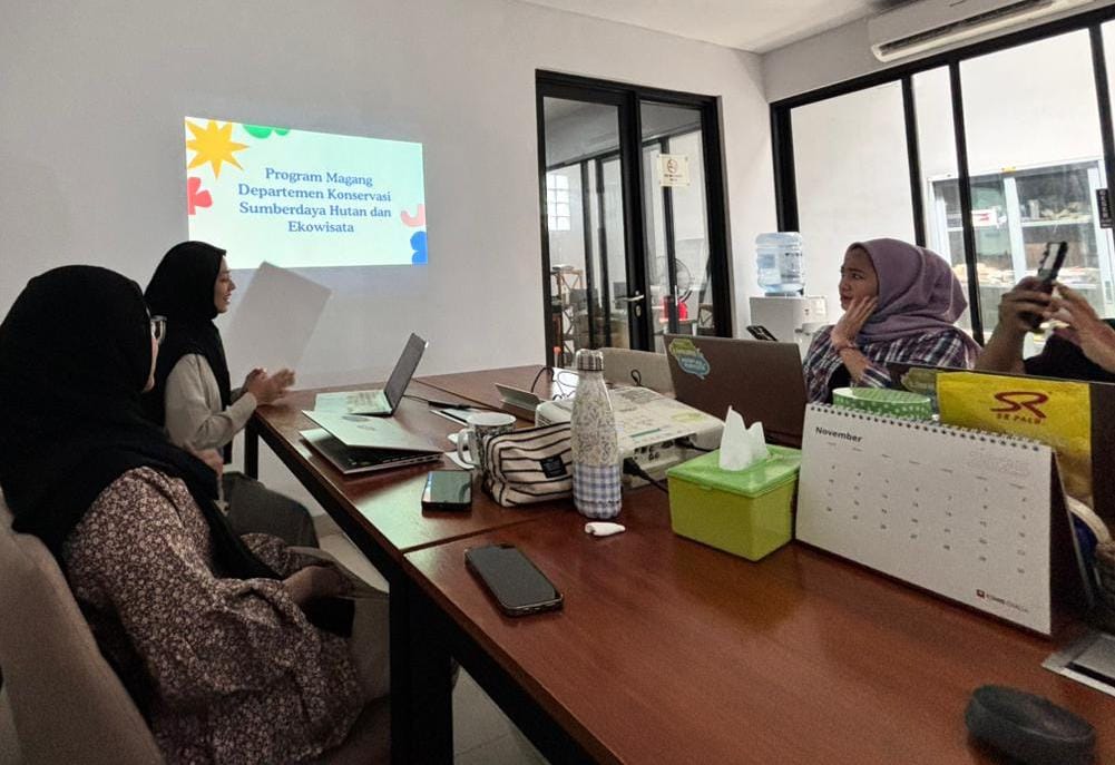 Presentasi akhir mahasiswa magang Dok. NTFP-EP Indonesia (2025)